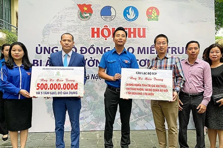 Đại diện Thành đoàn Hà Nội tiếp nhận nguồn lực hỗ trợ từ các cơ quan, đơn vị tại Hội thu.