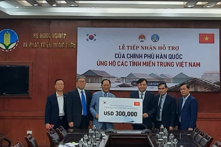 Thứ trưởng Bộ Nông nghiệp và Phát triển Nông thôn, Ủy viên Ban Chỉ đạo Trung ương về Phòng, chống thiên tai Nguyễn Hoàng Hiệp nhận khoản hỗ trợ trị giá 300.000 USD từ Đại sứ đặc mệnh toàn quyền Hàn Quốc tại Việt Nam Park Noh-Wan.