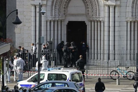 Các lực lượng an ninh Pháp có mặt tại hiện trường vụ đâm dao. (Ảnh: Le Monde).