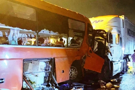 Hiện trường vụ tai nạn nghiêm trọng rạng sáng 15-10, tại hầm Hải Vân, Đà Nẵng. (Ảnh: ANH ĐÀO)