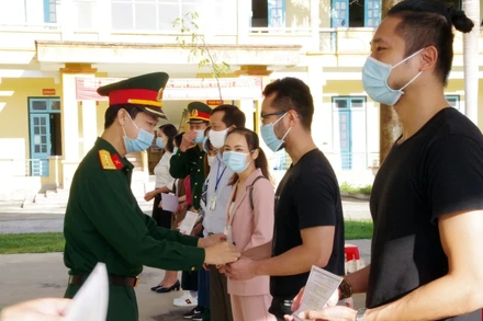 Đại diện Bộ Chỉ huy Quân sự tỉnh trao giấy chứng nhận hoàn thành thời gian cách ly cho các công dân.