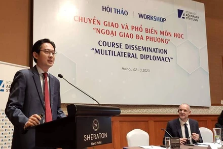 Ông Đỗ Hùng Việt, Vụ trưởng Các tổ chức quốc tế phát biểu tại hội thảo.