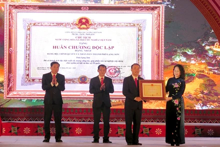 Thừa ủy quyền của Chủ tịch nước, đồng chí Lâm Thị Phương Thanh, Ủy viên T.Ư Đảng, Bí thư Tỉnh ủy Lạng Sơn trao Huân chương Độc lập hạng Nhất cho lãnh đạo Thành ủy, HĐND, UBND TP Lạng Sơn.