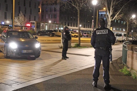 Cảnh sát kiểm soát việc tuân thủ giờ giới nghiêm ở TP Mulhouse, thuộc vùng Grand Est ở phía đông. (Ảnh: L'Alsace)