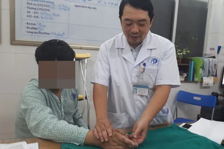 BS Nguyễn Vũ Hoàng – Phó trưởng Khoa phẫu thuật tạo hình (Bệnh viện Xanh Pôn) đang kiểm tra lại tay cho bệnh nhân trước khi xuất viện.