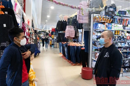 Người Việt tại chợ Ostuzheva 47 đeo khẩu trang chống dịch. (Ảnh: THANH THỂ)