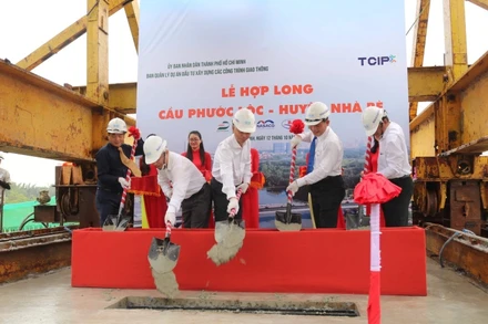 Lãnh đạo thành phố dự Lễ Hợp long công trình cầu Phước Lộc, sáng 12-10.