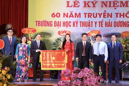 Thừa ủy quyền của Thủ tướng Chính phủ, lãnh đạo Bộ Y tế trao Cờ thi đua của Thủ tướng Chính phủ tặng Trường đại học Kỹ thuật Y tế Hải Dương.