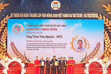 Đồng chí Nguyễn Văn Bình và đồng chí Thào Xuân Sùng trao danh hiệu "Nông dân Việt Nam xuất sắc" năm 2020 tặng các nhà nông tiêu biểu trong lĩnh vực chăn nuôi.