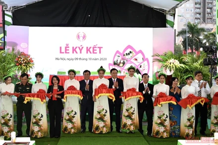 Các đồng chí lãnh đạo Hà Nội, tỉnh Đồng Tháp và các đại biểu cắt băng khai mạc chương trình. (Ảnh: DUY LINH)