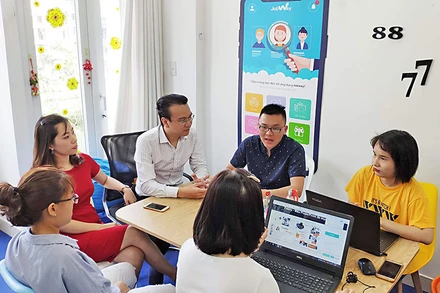 TS Đào Lê Hòa An (áo trắng kẻ sọc trong ảnh) cùng các cộng sự lên kế hoạch phát triển ứng dụng JobWay.