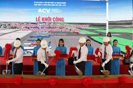 Các đại biểu thực hiện nghi thức khởi công.