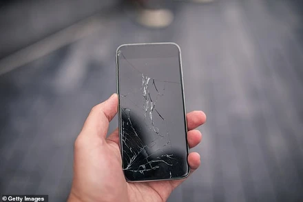 Công nghệ được Apple đề xuất sẽ sử dụng một vật liệu mềm dẻo, có thể trở lại dạng ban đầu khi được nung nóng để tự sửa chữa màn hình nứt vỡ.