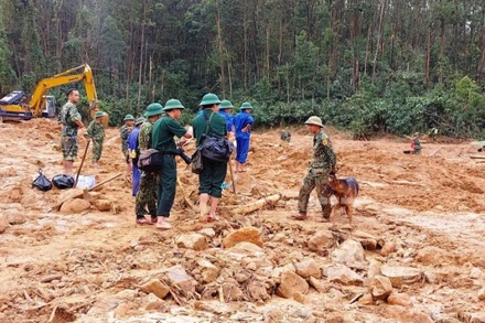 Hiện trường các lực lượng cứu hộ, cứu nạn tìm kiếm những người mất tích tại khu vực Tiểu khu 67, Trạm Kiểm lâm sông Bồ (Ảnh: Công Hậu).