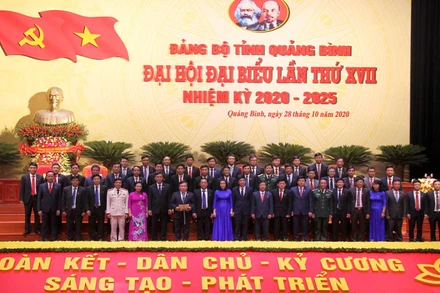 Ban Chấp hành Đảng bộ tỉnh Quảng Bình khóa 17 ra mắt, nhận nhiệm vụ.