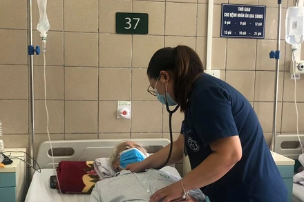 BS Phan Thị Lan Hương thăm khám cho trường hợp ngộ độc thuốc diệt chuột. 