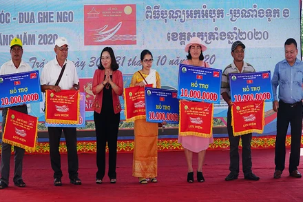 Ban tổ chức trao kinh phí hỗ trợ các đội ghe ngo nữ.