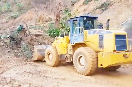 [Video] Nỗ lực thông đường vào nơi hàng chục người mất tích tại Nam Trà My