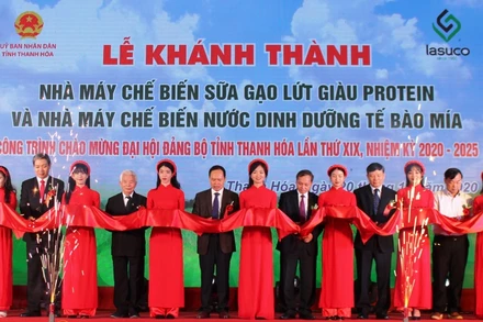 Các đại biểu cắt băng khánh thành hai nhà máy chế biến đồ uống cao cấp.