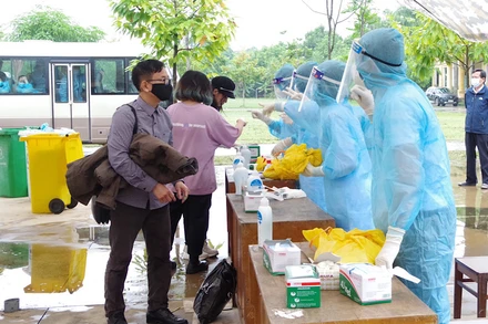 Các công dân được cấp phát khẩu trang, nước rửa tay, đồ dùng cá nhân, hướng dẫn cách phòng chống dịch trước khi vào khu vực cách ly.