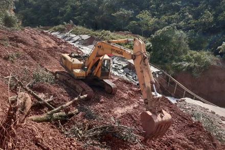 Ngành GTVT Quảng Bình thi công đường tạm để thông tuyến QL 12A.