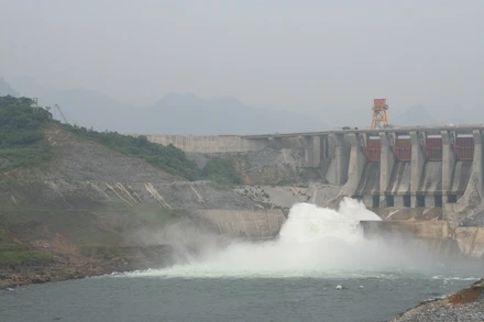 Mở cửa xả đáy hồ thủy điện Tuyên Quang