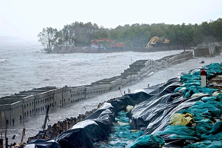 Gió tây nam hoạt động mạnh gây sóng lớn đánh trực diện vào các công trình ven bờ biển Tây.