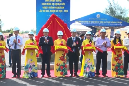 Lãnh đạo tỉnh thực hiện nghi thức thông xe kỹ thuật đường Võ Chí Công.