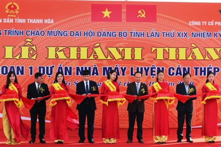 Các đại biểu cắt băng khánh thành Nhà máy luyện cán thép Nghi Sơn.