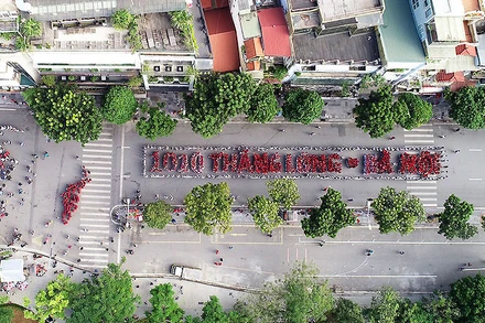 Dòng chữ "1010 Thăng Long - Hà Nội" dài hàng trăm mét xuất hiện vào sáng sớm.