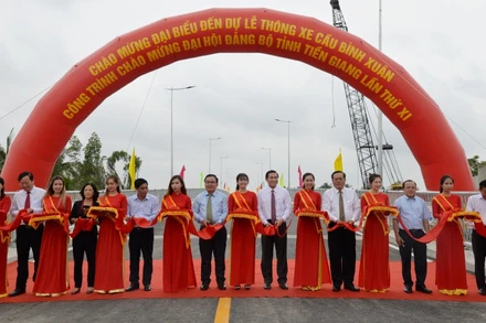 Các đại biểu cắt băng khánh thành cầu Bình Xuân.