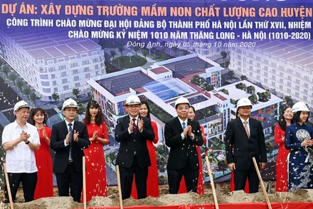 Bí thư Thành ủy Vương Đình Huệ, Chủ tịch UBND TP Hà Nội Chu Ngọc Anh cùng các đại biểu thực hiện nghi thức khởi công Dự án xây dựng Trường Mầm non chất lượng cao huyện Đông Anh. (Ảnh: DUY LINH)