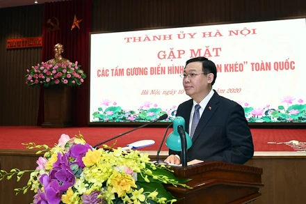 Đồng chí Vương Đình Huệ, Ủy viên Bộ Chính trị, Bí thư Thành ủy Hà Nội phát biểu ý kiến tại buổi gặp mặt.