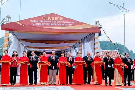 Thủ tướng Chính phủ Nguyễn Xuân Phúc cắt băng khánh thành công trình.