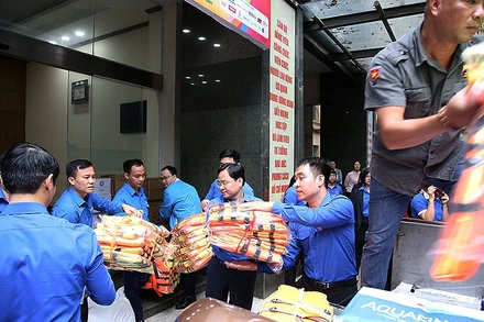 Đại diện lãnh đạo, cán bộ, công chức, viên chức, người lao động T.Ư Đoàn TNCS Hồ Chí Minh, T.Ư Hội LHTN Việt Nam chung tay vận chuyển nhu yếu phẩm, gửi hỗ trợ đồng bào miền Trung chịu ảnh hưởng của bão lũ.