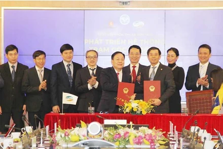 Lãnh đạo Viettel và VinGroup ký hợp tác phát triển trạm phát sóng 5G “Make in Vietnam” trước sự chứng kiến của Bộ trưởng Nguyễn Mạnh Hùng.