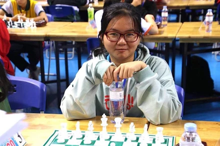 Kỳ thủ Bạch Ngọc Thuỳ Dương.