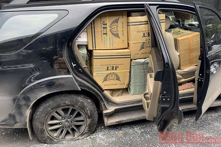 Xe ô-tô du lịch chở hơn 13 nghìn gói thuốc lá ngoại.