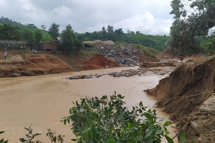 Các điểm sạt lở trên đường vào xã Phước Lộc, xã Phước Sơn (Quảng Nam). (Ảnh: Quốc Dũng/TTXVN)