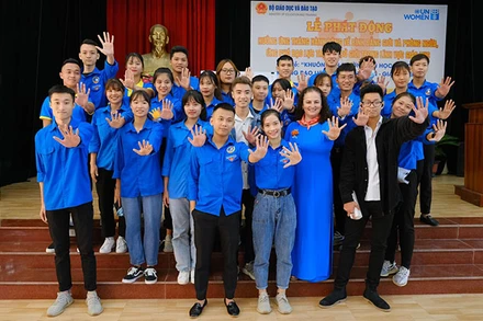 Đại diện UN Women Việt Nam cùng các sinh viên trong buổi lễ (Ảnh: Ban tổ chức).