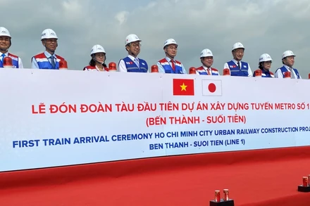 Bí thư Thành ủy TP Hồ Chí Minh Nguyễn Thiện Nhân tham dự Lễ đón đoàn tàu của tuyến metro Bến Thành - Suối Tiên.