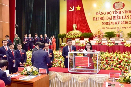 Ngay sau lời kêu gọi, các đại biểu dự đại hội đã quyên góp ủng hộ nhân dân các tỉnh miền trung. 