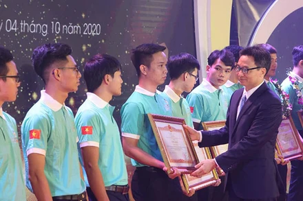 Phó Thủ tướng Vũ Đức Đam trao Bằng khen cho các thí sinh tiêu biểu về kỹ năng nghề.