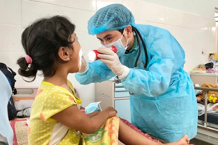 Bác sĩ Bệnh viện Sản - Nhi tỉnh Quảng Ngãi thăm khám trường hợp nghi ngờ mắc bệnh hầu. 