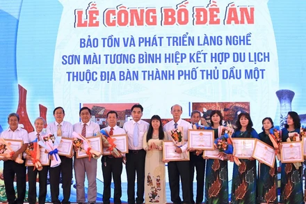 Biểu dương, khen thưởng các nghệ nhân, cá nhân, cơ sở đã góp phần bảo tồn, phát triển làng nghề sơn mài.