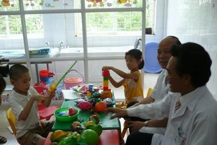 Hướng dẫn các bé mắc bệnh tự kỷ nhận biết, tăng khả năng  giao tiếp để dễ hòa nhập cộng đồng.