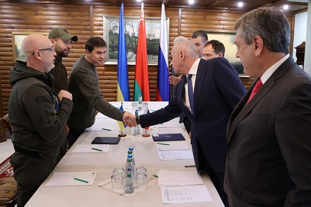 Các quan chức Nga và Ukraine tham dự cuộc đàm tại vùng Brest, Belarus, ngày 3/3. (Ảnh: Reuters)