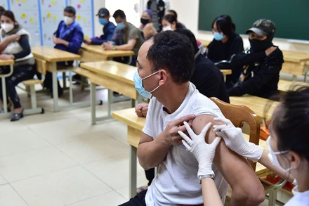 Tiêm ngừa Covid-19 cho người dân. (Ảnh: THÀNH ĐẠT)