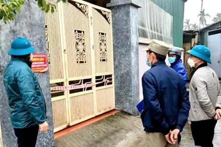 Lực lượng chức năng và cán bộ trạm y tế ở thành phố Hải Dương kiểm tra tình trạng điều trị và cách ly các trường hợp F0 tại nhà.