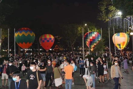 Giới trẻ trải nghiệm khinh khí cầu trong không gian phố đi bộ tối 25/3.